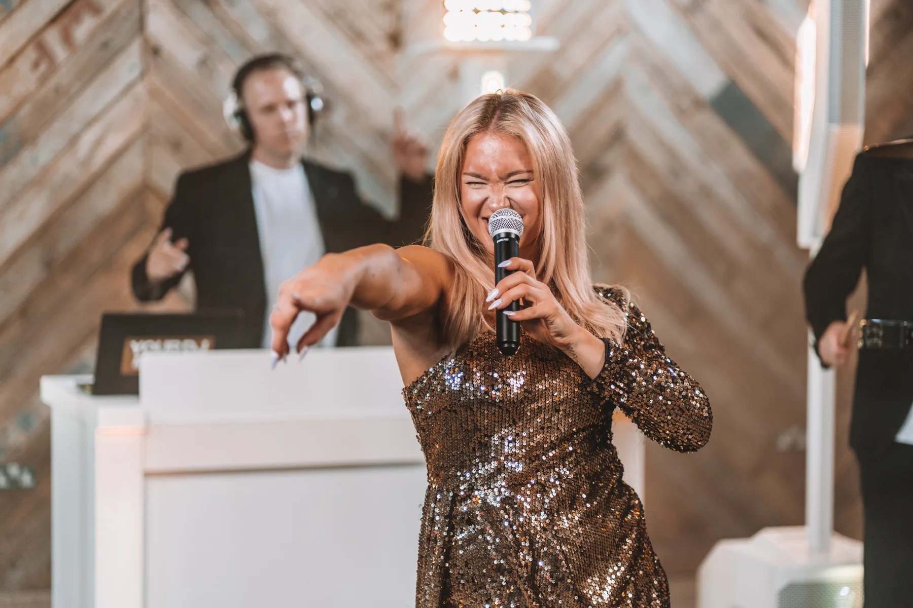 Ibizans singer performing live
